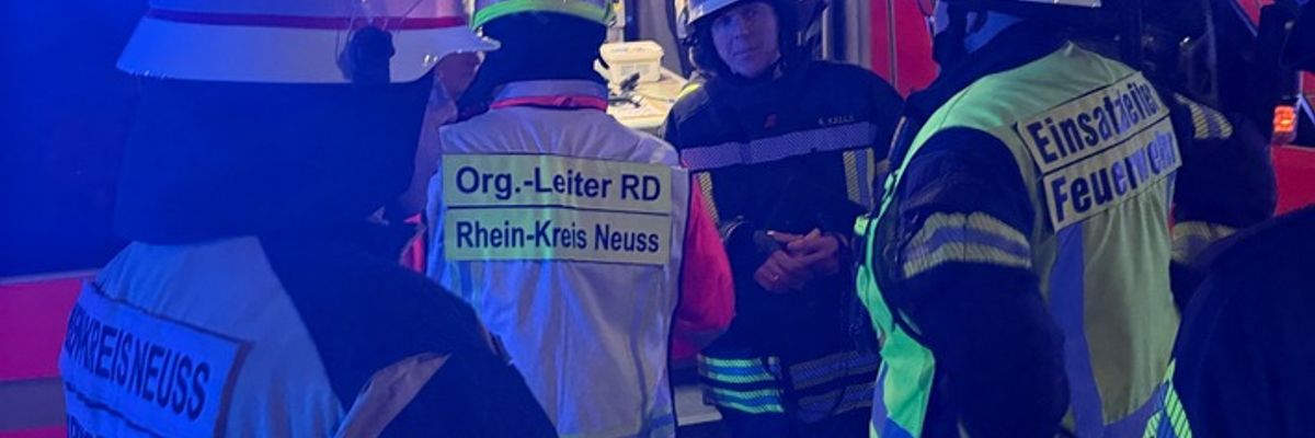 FW-NE: Wohnungsbrand am 24.12.2025 in einem Mehrfamilienhaus greift auf Dachstuhl über. Mehrere Personen über tragbare Leitern gerettet.