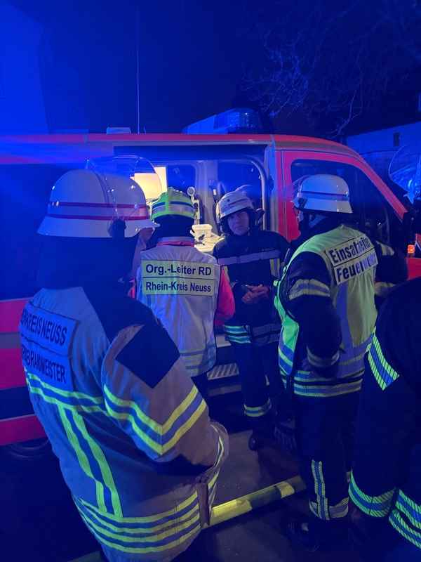FW-NE: Wohnungsbrand am 24.12.2025 in einem Mehrfamilienhaus greift auf Dachstuhl über. Mehrere Personen über tragbare Leitern gerettet.