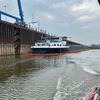 FW-NE: Hydrauliköl tritt aus Güterschiff aus | Feuerwehr setzt Ölsperren im Neusser Hafen