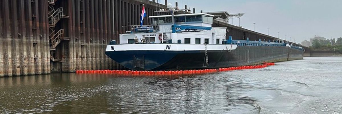 FW-NE: Hydrauliköl tritt aus Güterschiff aus | Feuerwehr setzt Ölsperren im Neusser Hafen