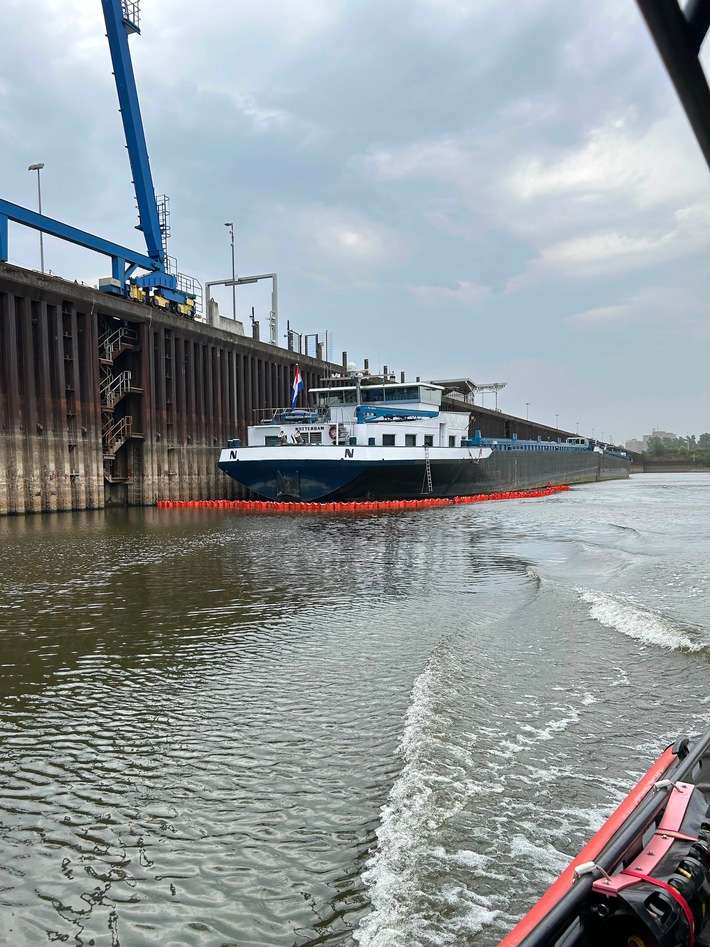 FW-NE: Hydrauliköl tritt aus Güterschiff aus | Feuerwehr setzt Ölsperren im Neusser Hafen