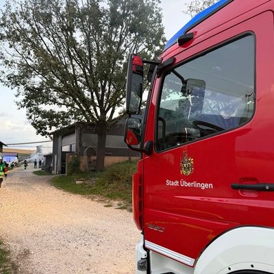 FW Überlingen: Großeinsatz / Dachstuhlbrand auf Landwirtschaftlichem Anwesen im Überlinger Teilort Bambergen auf dem Gut Neuhof / Feuer schnell unter Kontrolle