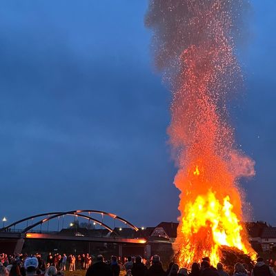 FW Beverungen: Traditionelle Osterfeuer in Beverungen und Würgassen laden zum Verweilen ein
