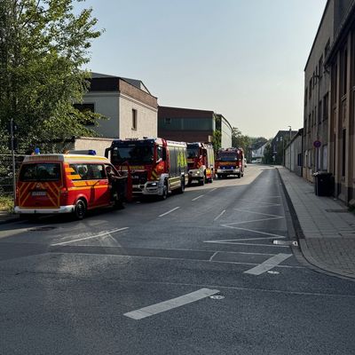 FW-EN: Menschenrettung bei Gebäudebrand und zwei Paralleleinsätze