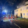 FW Neumünster: Kellerbrand in Mehrfamilienhaus - vier Personen betroffen