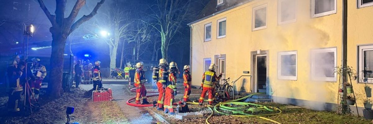 FW Neumünster: Kellerbrand in Mehrfamilienhaus - vier Personen betroffen