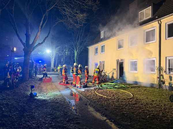 FW Neumünster: Kellerbrand in Mehrfamilienhaus - vier Personen betroffen