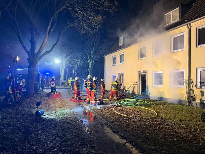 FW Neumünster: Kellerbrand in Mehrfamilienhaus - vier Personen betroffen