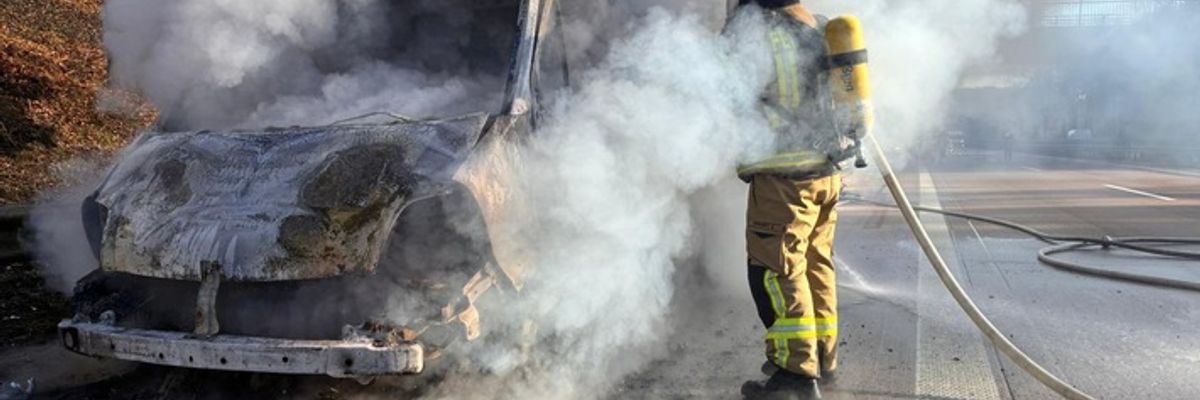 FW-OLL: Feuerwehr Groß Ippener löscht brennenden PKW auf der Autobahn A1
