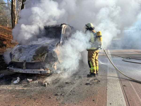 FW-OLL: Feuerwehr Groß Ippener löscht brennenden PKW auf der Autobahn A1