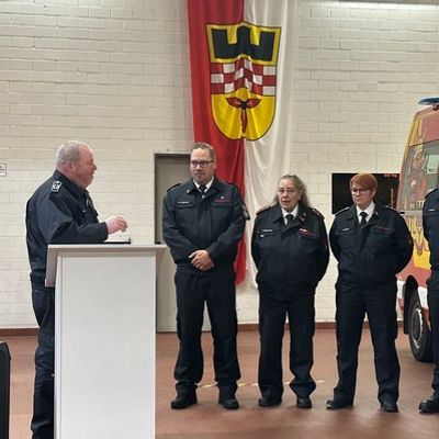 FW-EN: Bürgermeister übergibt vier neue Mannschaftstransportfahrzeuge an die Feuerwehr Wetter (Ruhr)