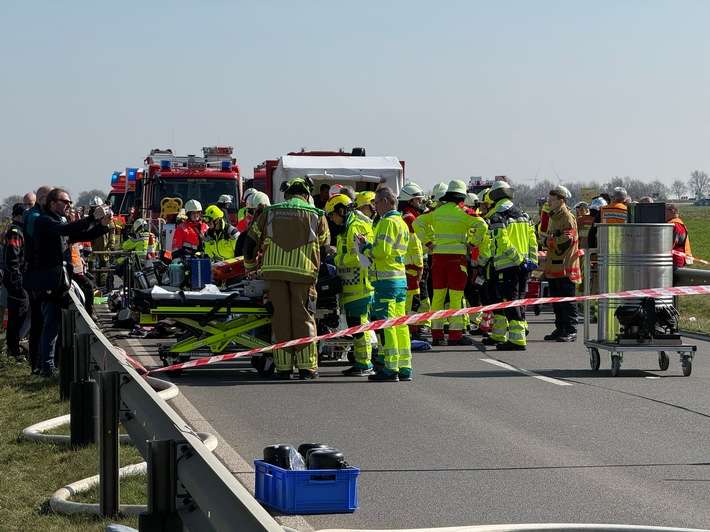 FW Gangelt: Hilfe ohne Grenzen: Erfolgreiche Großübung "EMREX" in Gangelt - 700 Retter aus drei Nationen trainieren Ernstfall