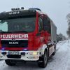 FW-AUR: Umgestürzter Anhänger versperrt Fahrbahn