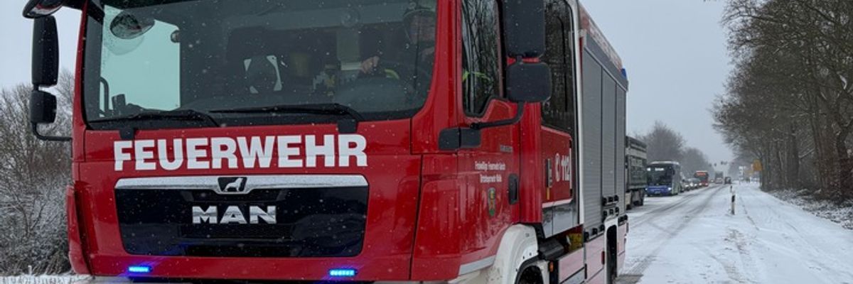 FW-AUR: Umgestürzter Anhänger versperrt Fahrbahn