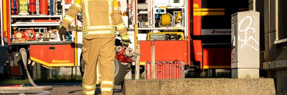 FW Dresden: Brand auf Schultoilette führt zu starker Rauchentwicklung