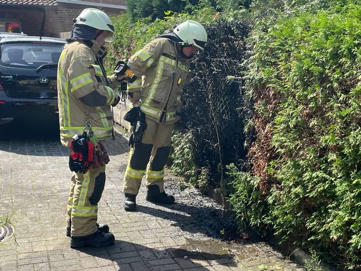 FW Lehrte: Gasbrenner setzt Hecke in Brand