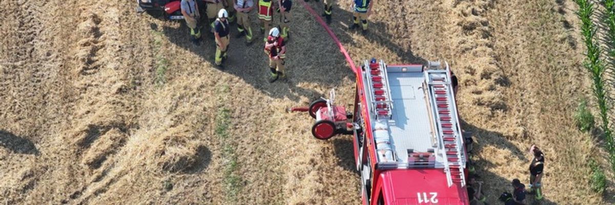 FW Alpen: Flächenbrand bei Erntearbeiten