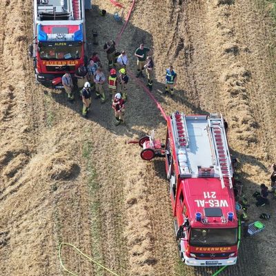 FW Alpen: Flächenbrand bei Erntearbeiten