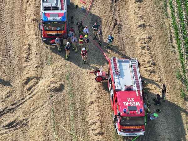 FW Alpen: Flächenbrand bei Erntearbeiten