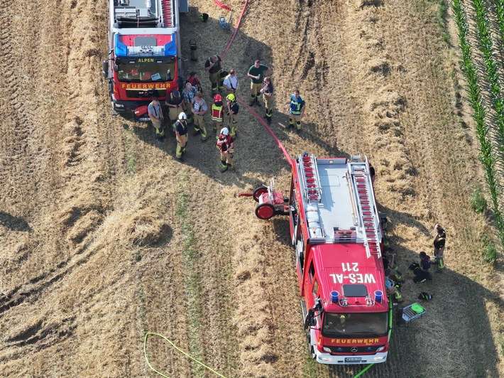 FW Alpen: Flächenbrand bei Erntearbeiten