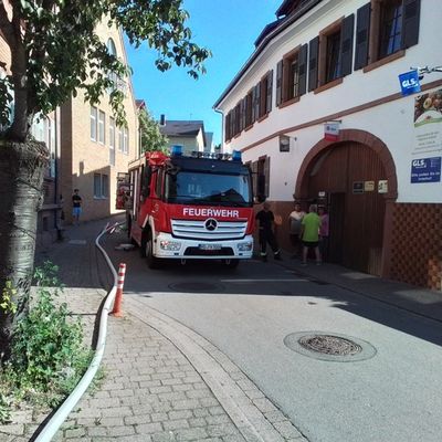 FW Weinheim: Trafostationsbrand in Lützelsachsen. Feuerwehr Weinheim bei extremer Hitze im Einsatz.