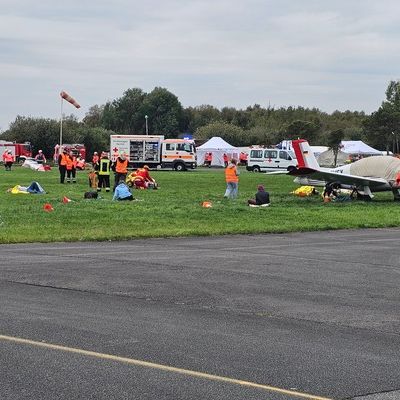 FW-ROW: Übung der Kreisfeuerwehrbereitschaft Nord in Karlshöfen: Großschadenslage nach Flugzeugkollision simuliert