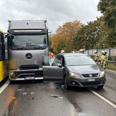 KFV Bodenseekreis: B31: LKW rammt Bus und Auto