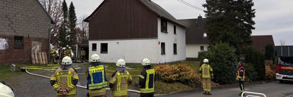 FW VG Asbach: Brand in Wohnhaus in Asbach / Eine Katze gerettet