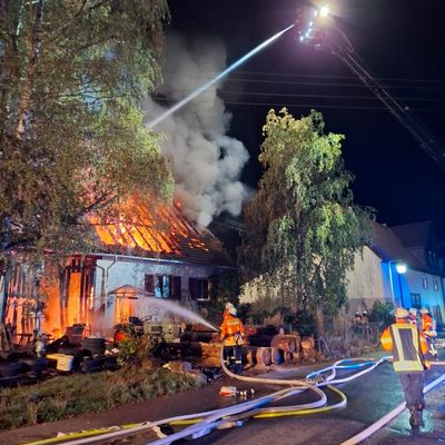 KFV-CW: Großbrand macht Wohnhaus unbewohnbar und verursacht hohen Schaden - Keine Verletzten - 50 Einsatzkräfte vor Ort