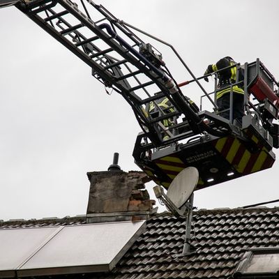 FW LK Neunkirchen: Gewitter über Neunkirchen - Blitz sprengt Kamin und Windböe bläst Verkaufsbude um