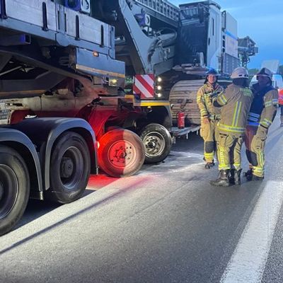 FW Lehrte: Qualmende Achse beim Schwertransporter sorgt für Feuerwehreinsatz