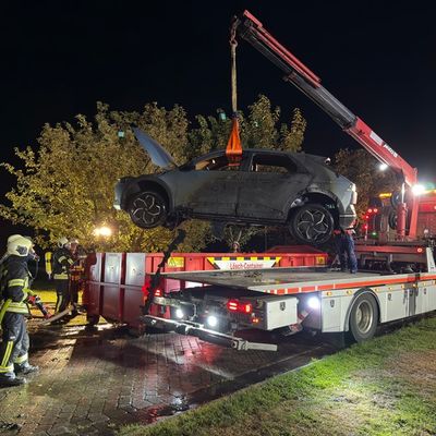 FW-AUR: Hochvoltbatterie von E-Fahrzeug entflammt