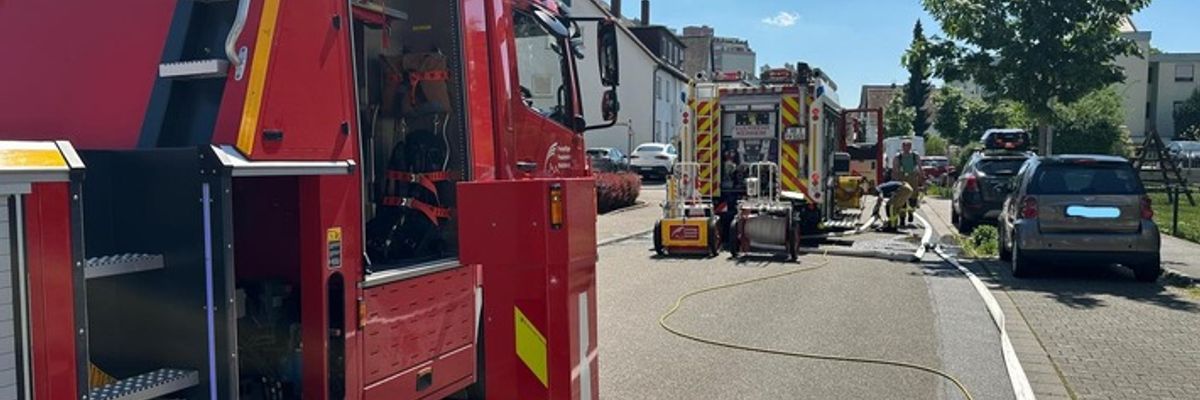FW Weinheim: Feuerwehr zu brennender Hecke alarmiert
