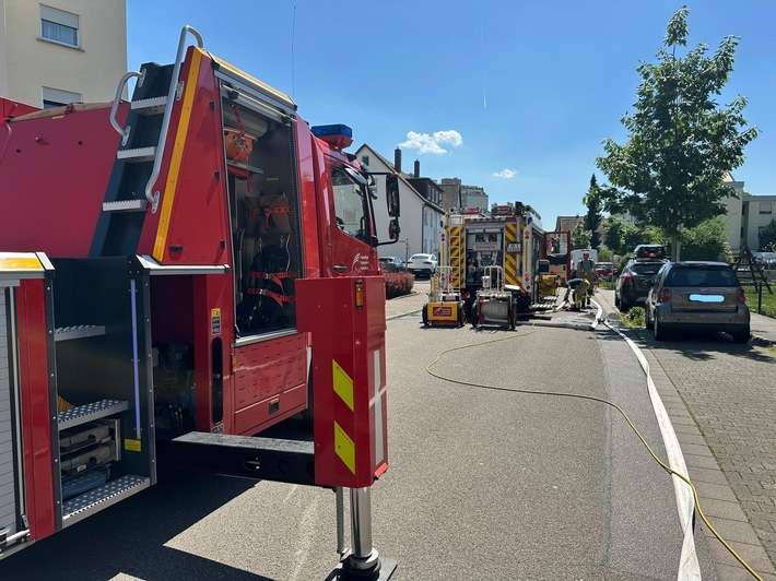 FW Weinheim: Feuerwehr zu brennender Hecke alarmiert