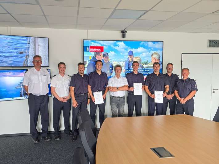 FW Bremerhaven: Drei neue Feuerwehrtaucher für Bremerhaven