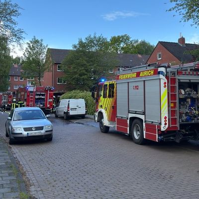 FW-AUR: Holzschuppen vor Wohngebäude in Vollbrand