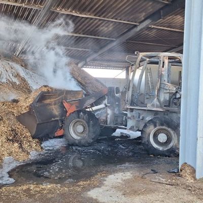 FW Sonsbeck: Gewerbebrand - Brennender Radlader in Lagerhalle
