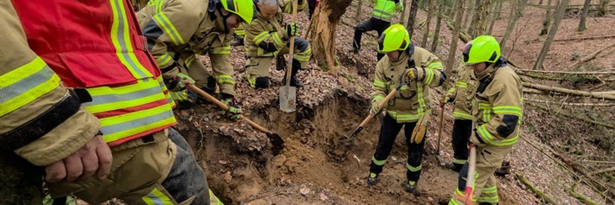 FW Wachtberg: Feuerwehr Wachtberg befreit Hund aus Fuchsbau in einem Waldstück bei Wachtberg-Villip