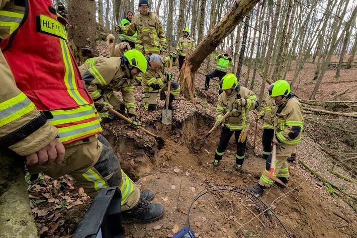 FW Wachtberg: Feuerwehr Wachtberg befreit Hund aus Fuchsbau in einem Waldstück bei Wachtberg-Villip