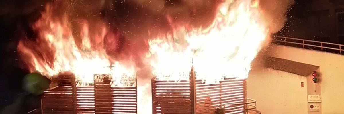 FW Stuttgart: Brennende Mülltonen in Stuttgart-West