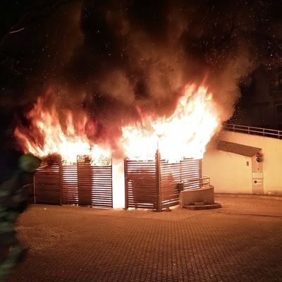 FW Stuttgart: Brennende Mülltonen in Stuttgart-West