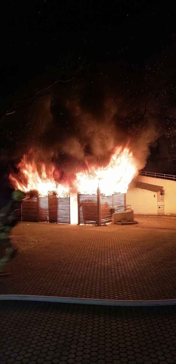FW Stuttgart: Brennende Mülltonen in Stuttgart-West
