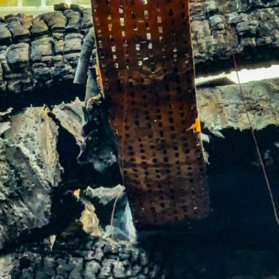 FW Dresden: Erneuter Rauchaustritt aus Brandruine der ehemaligen Staatsoperette - Feuerwehr im Einsatz