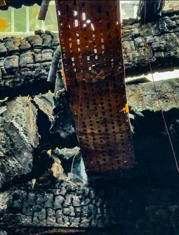 FW Dresden: Erneuter Rauchaustritt aus Brandruine der ehemaligen Staatsoperette - Feuerwehr im Einsatz
