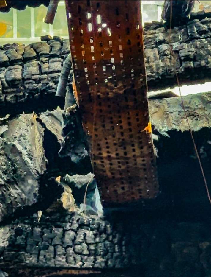 FW Dresden: Erneuter Rauchaustritt aus Brandruine der ehemaligen Staatsoperette - Feuerwehr im Einsatz