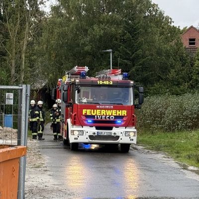 FW-AUR: Baustellengerüst drohte umzustürzen