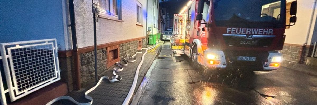 FW Weinheim: Wasserrohrbruch in Weinheim Sulzbach. Feuerwehr pumpt Keller aus