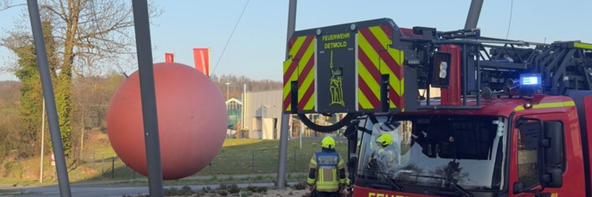 FW-DT: Rote Kugel in höchster Gefahr - Feuerwehr verhindert möglichen Absturz