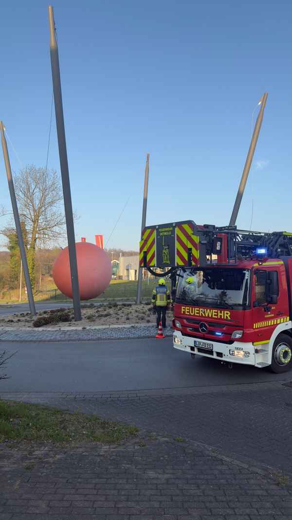 FW-DT: Rote Kugel in höchster Gefahr - Feuerwehr verhindert möglichen Absturz