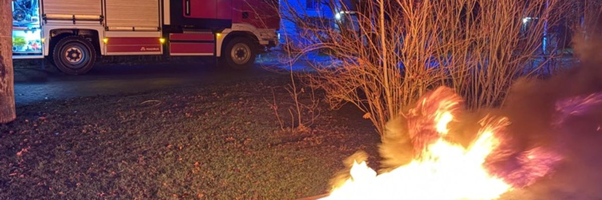 FW Moers: Einsatzreiche Silvesternacht für die Feuerwehr Moers
